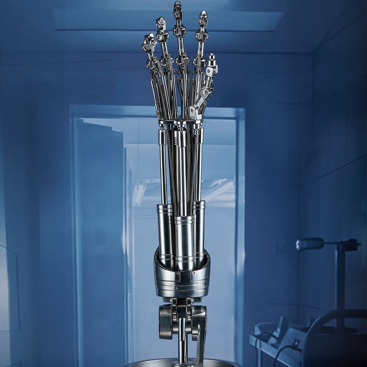 Terminator 2: Judgment Day ™ – T-800 Endoskeleton Arm & Brain Chip